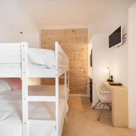 Llonga's Guest house 4*