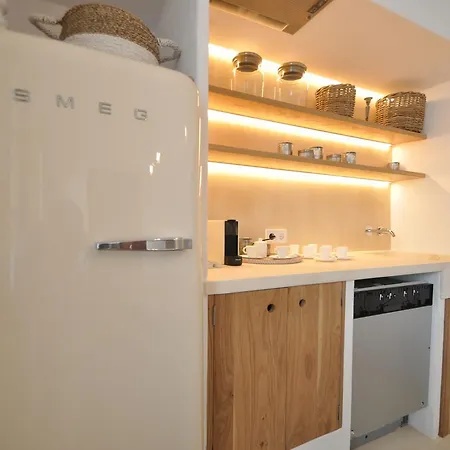 Llonga's Guest house 4*